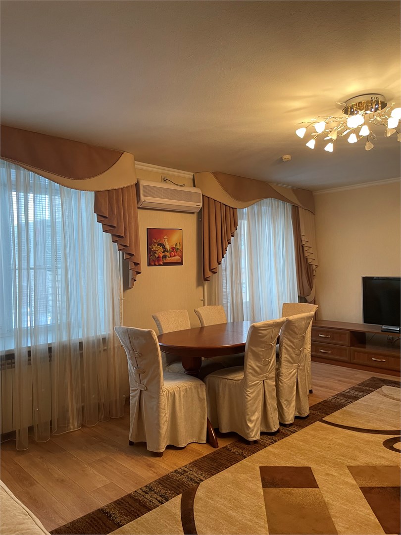 Deluxe Suite , гостиная +спальня в Дом иностранных специалистов