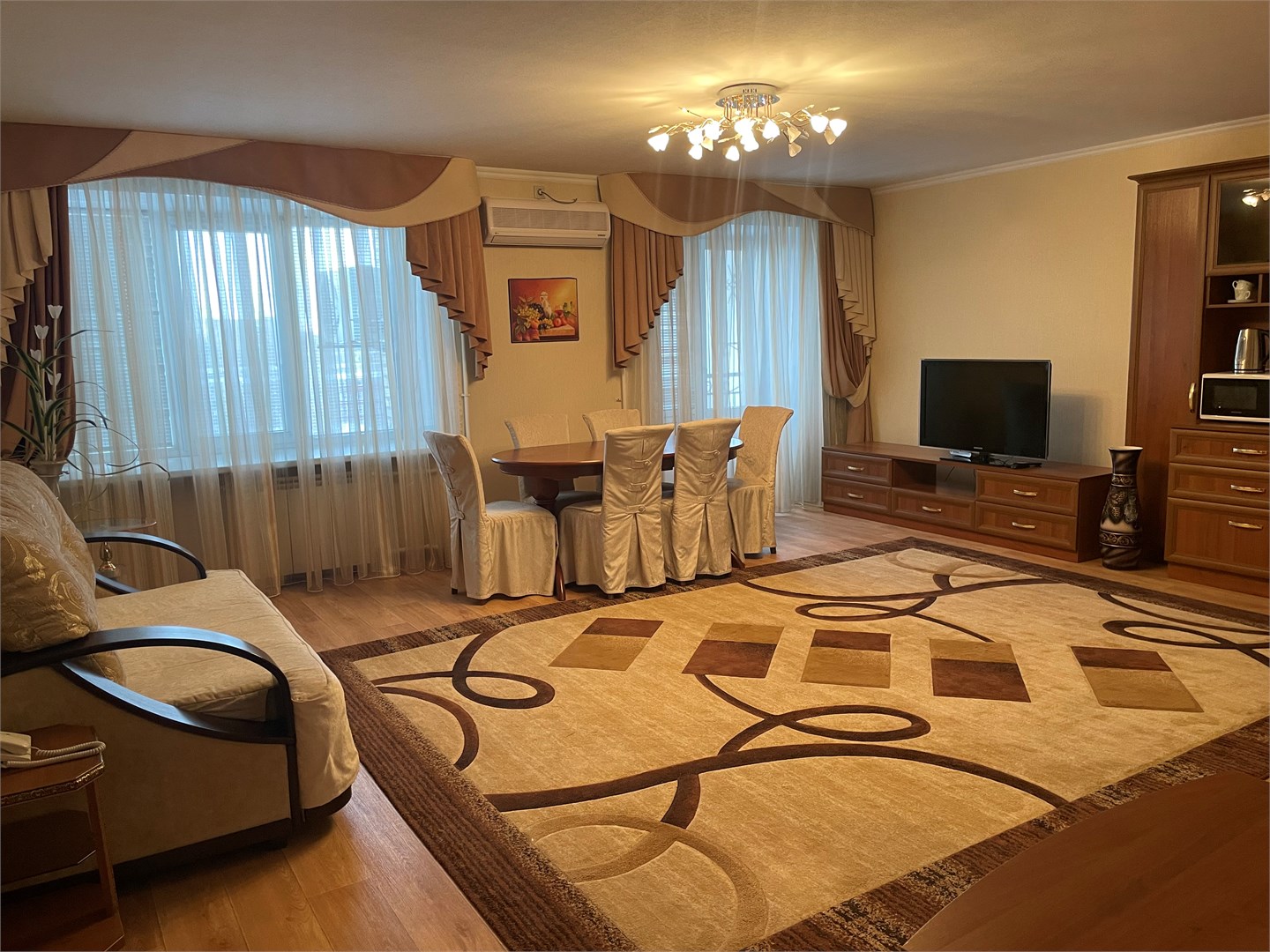 Deluxe Suite , гостиная +спальня в Дом иностранных специалистов