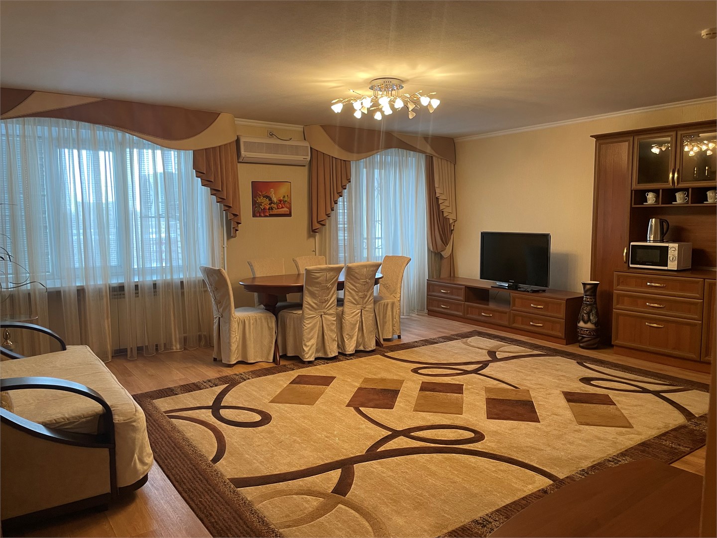 Deluxe Suite , гостиная +спальня в Дом иностранных специалистов