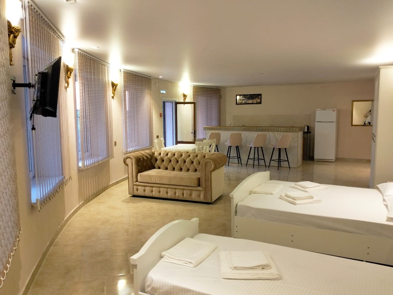 Семейные апартаменты 3х местный в Империя