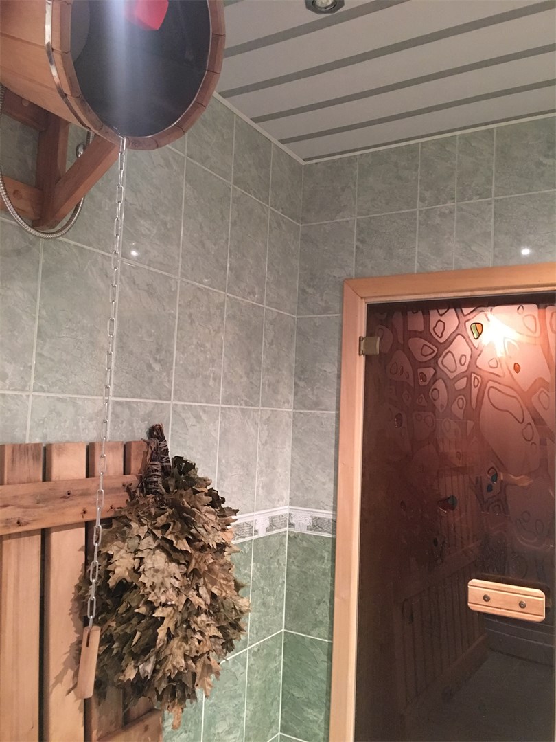 бассейн в шале с сауной, зоной барбекю и кухней в Вилла с видом на горы