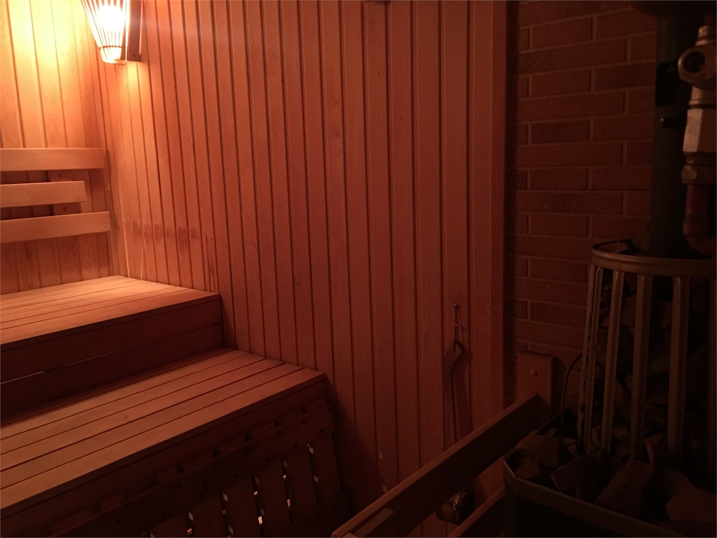 бассейн в шале с сауной, зоной барбекю и кухней в Вилла с видом на горы