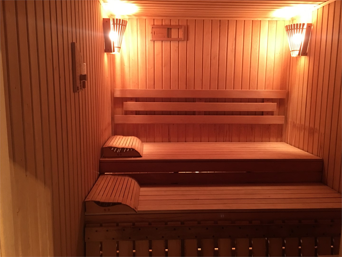 бассейн в шале с сауной, зоной барбекю и кухней в Вилла с видом на горы