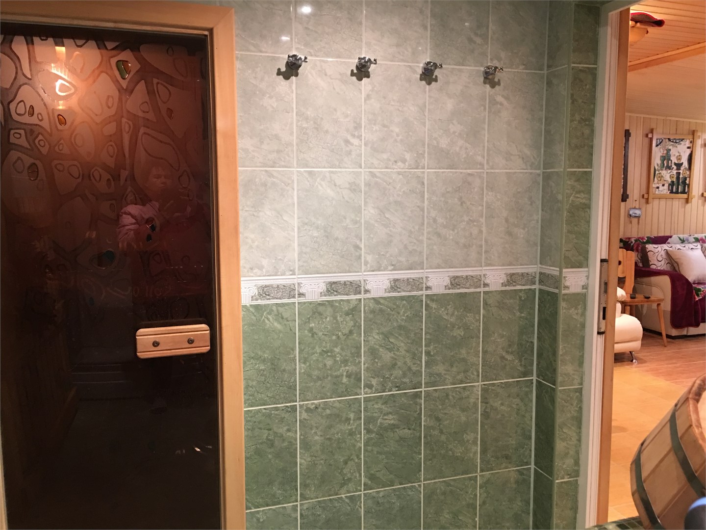 бассейн в шале с сауной, зоной барбекю и кухней в Вилла с видом на горы