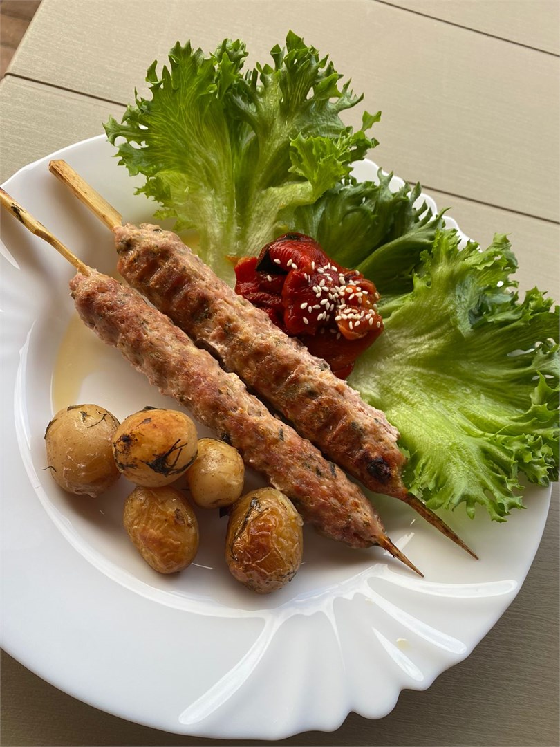 бассейн в шале с сауной, зоной барбекю и кухней в Вилла с видом на горы