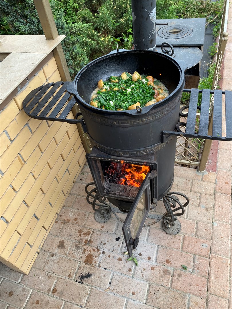 бассейн в шале с сауной, зоной барбекю и кухней в Вилла с видом на горы