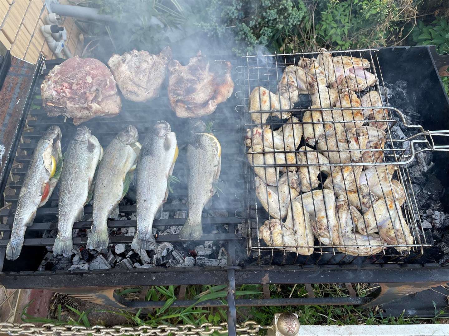 бассейн в шале с сауной, зоной барбекю и кухней в Вилла с видом на горы