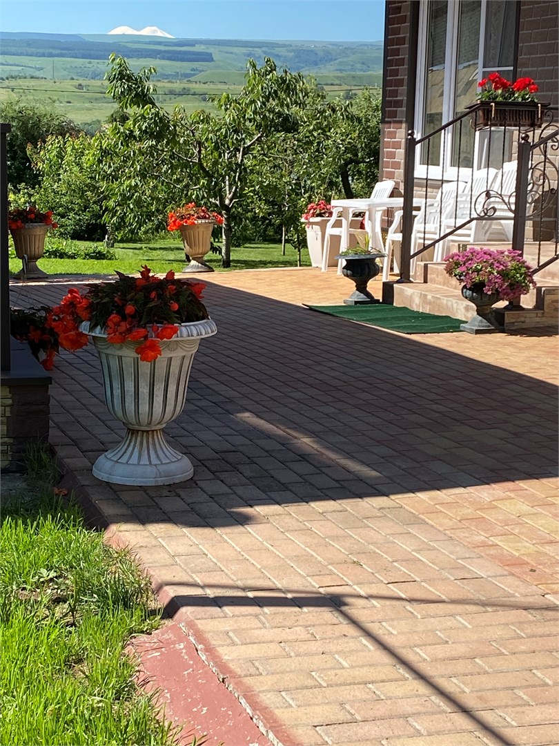 бассейн в шале с сауной, зоной барбекю и кухней в Вилла с видом на горы