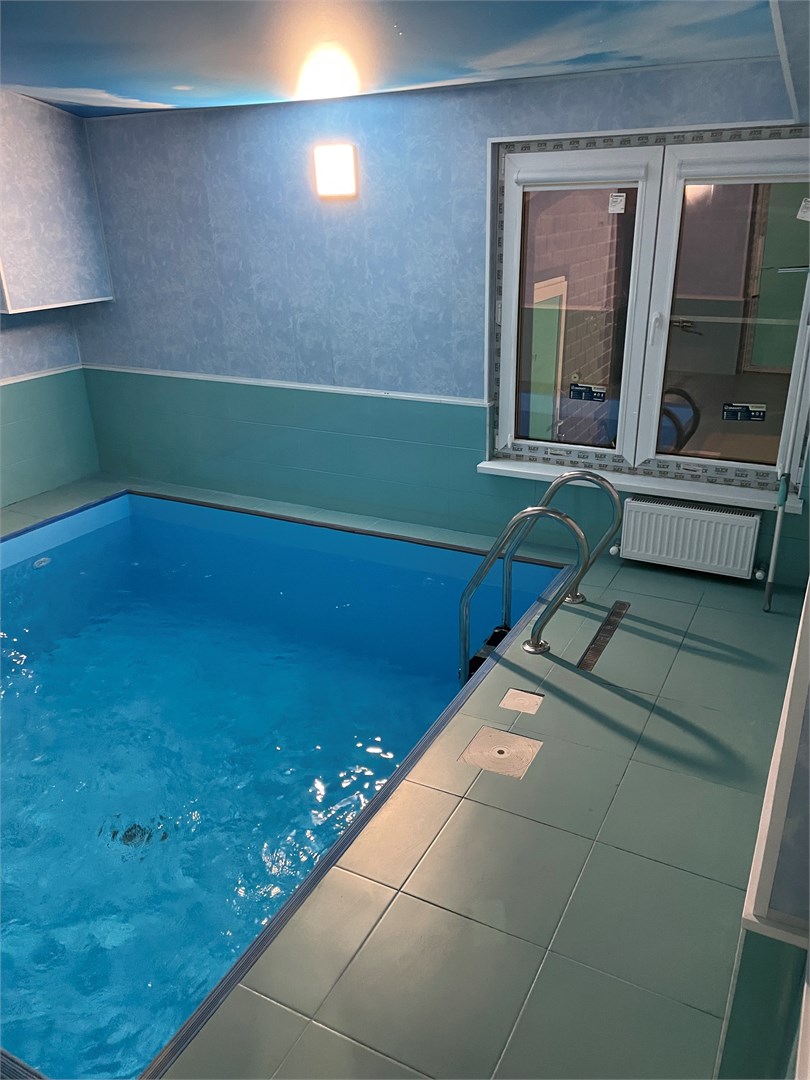 бассейн в шале с сауной, зоной барбекю и кухней в Вилла с видом на горы