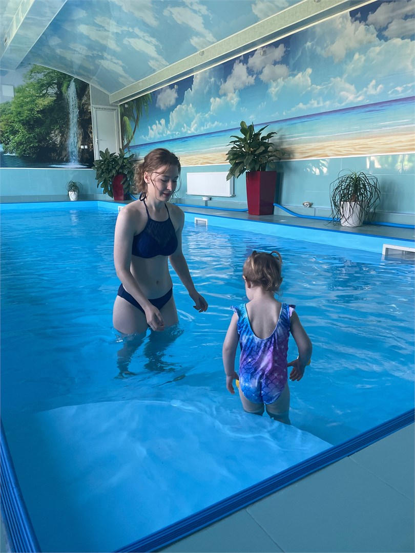 бассейн в шале с сауной, зоной барбекю и кухней в Вилла с видом на горы