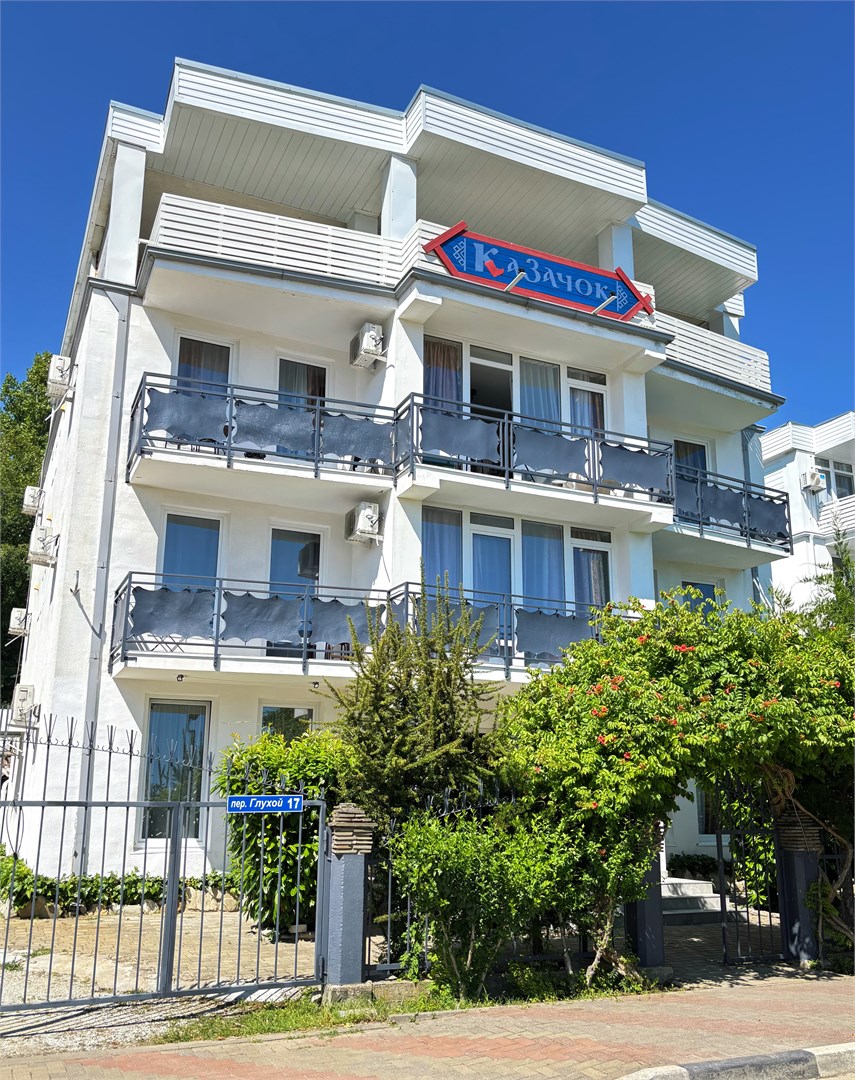 Стандартный четырехместный с 1 дополнительным местом, с балконом в Казачок