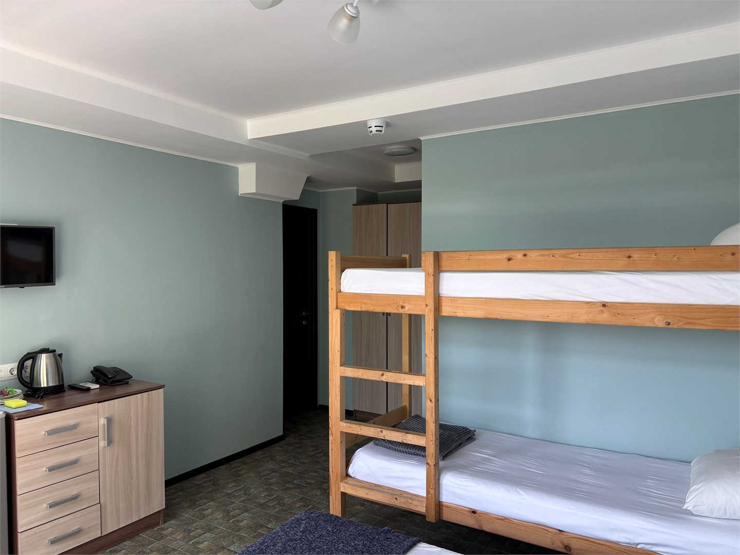 Стандартный четырехместный с 1 дополнительным местом, с балконом в Казачок