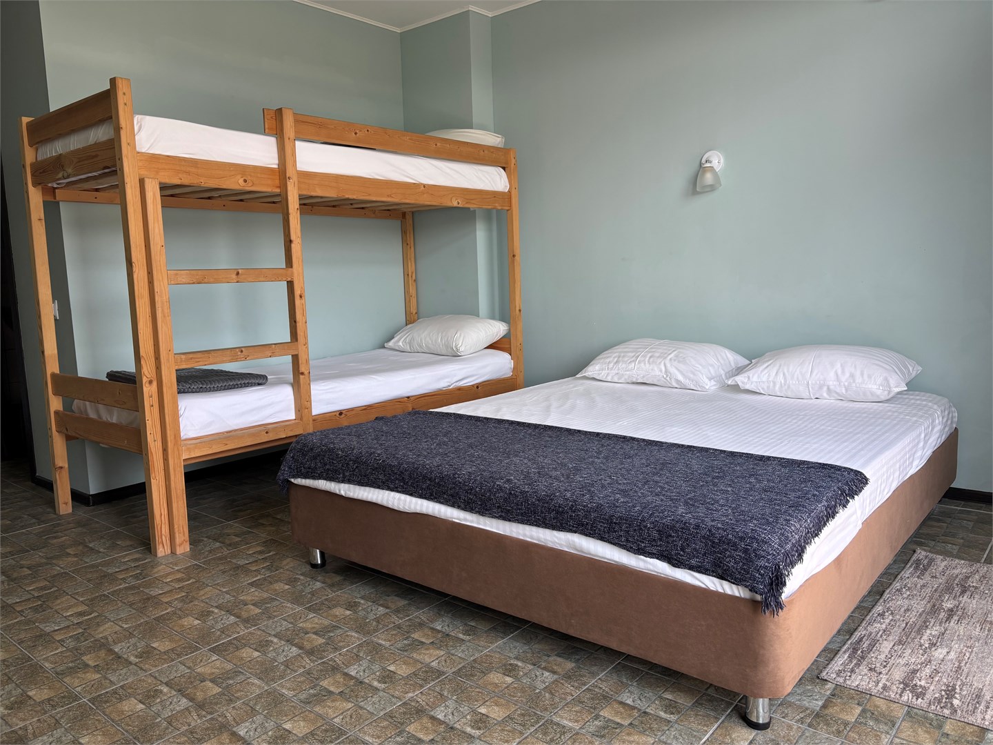 Стандартный четырехместный с 1 дополнительным местом, с балконом в Казачок