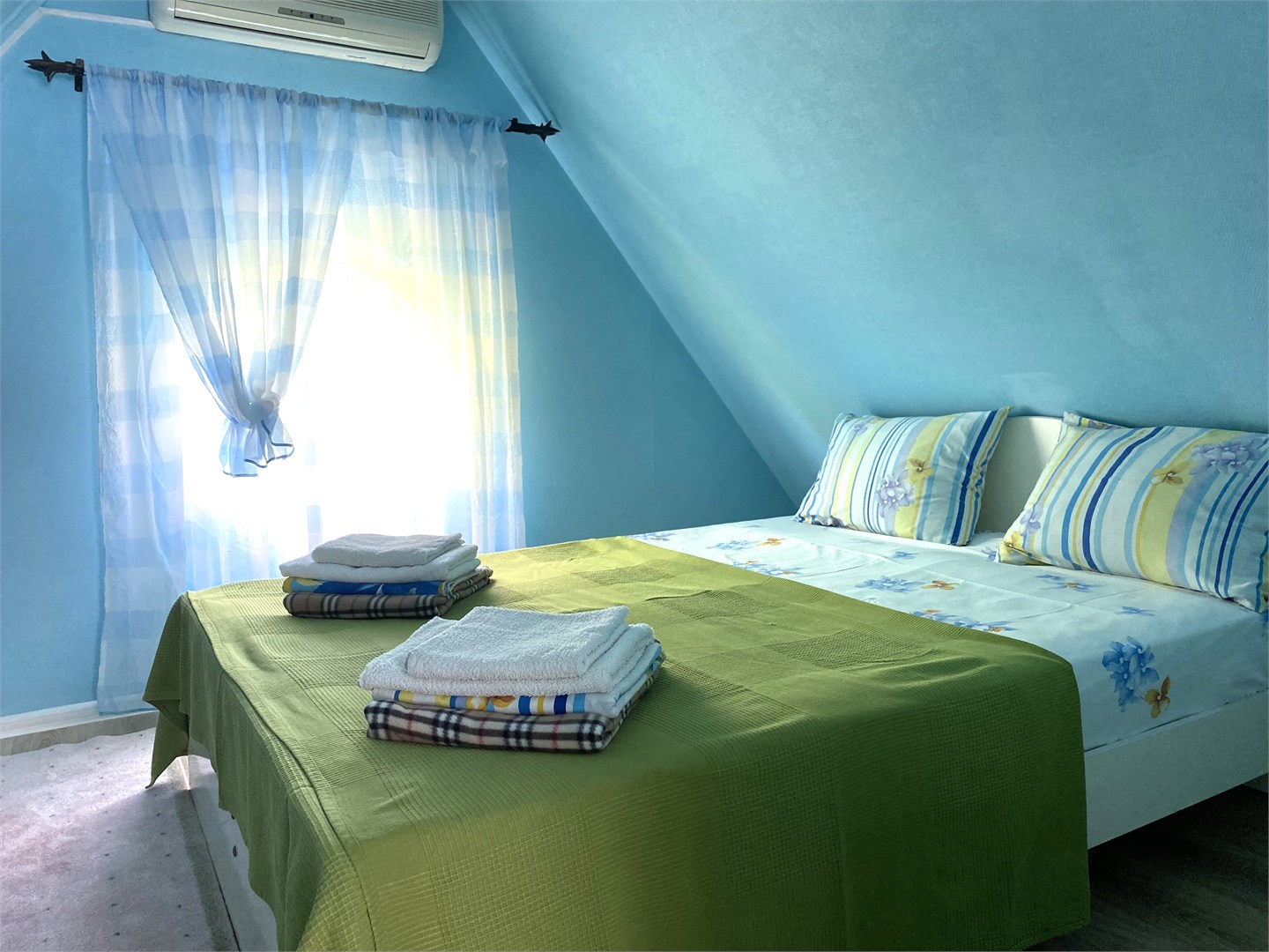 Двухэтажный восьмиместный мини-коттедж с 1 дополнительным местом в Казачок