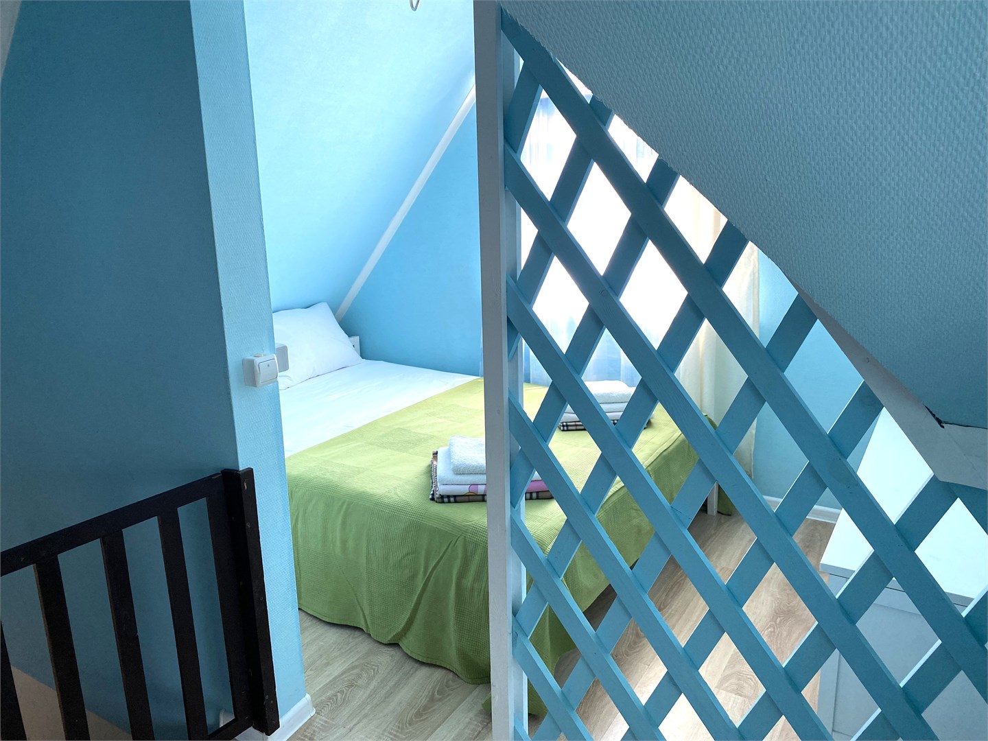 Двухэтажный восьмиместный мини-коттедж с 1 дополнительным местом в Казачок