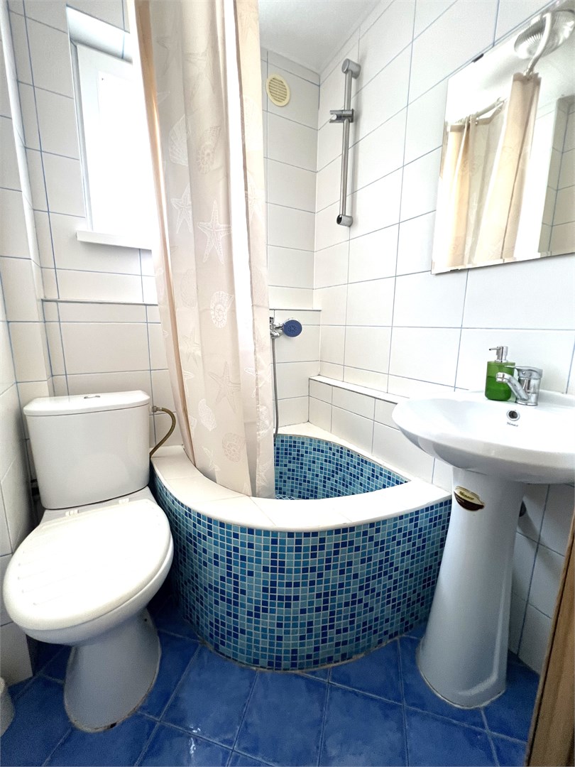 Двухкомнатный пятиместный номер с 3 односпальными кроватями в Казачок