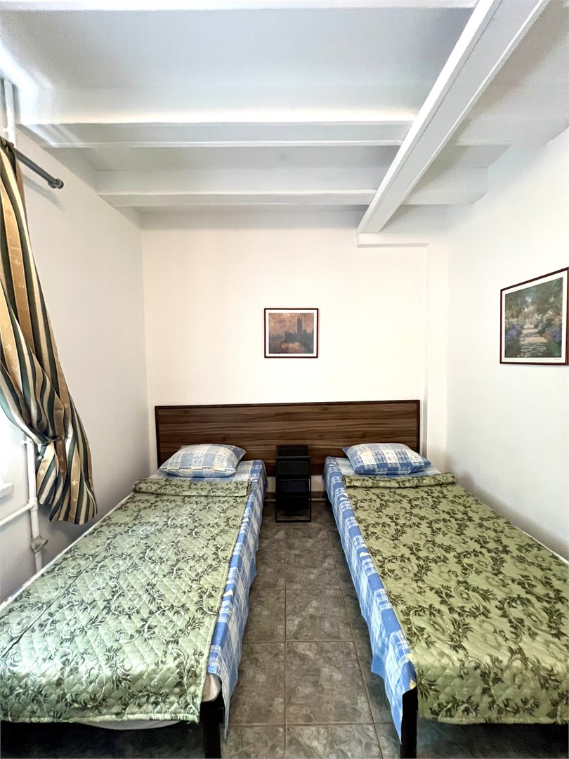 Двухкомнатный пятиместный номер с 3 односпальными кроватями в Казачок