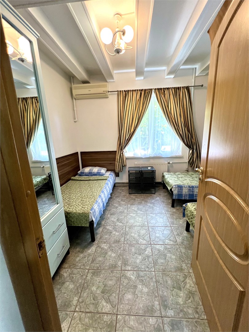 Двухкомнатный пятиместный номер с 3 односпальными кроватями в Казачок