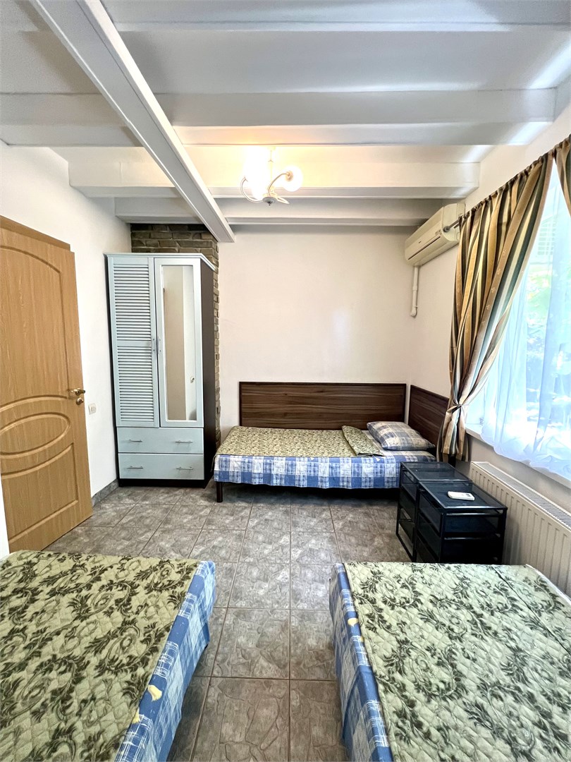 Двухкомнатный пятиместный номер с 3 односпальными кроватями в Казачок