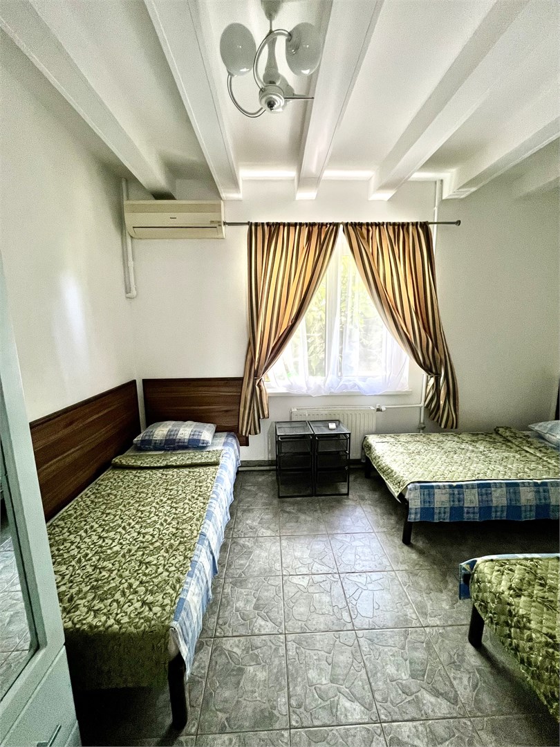 Двухкомнатный пятиместный номер с 3 односпальными кроватями в Казачок