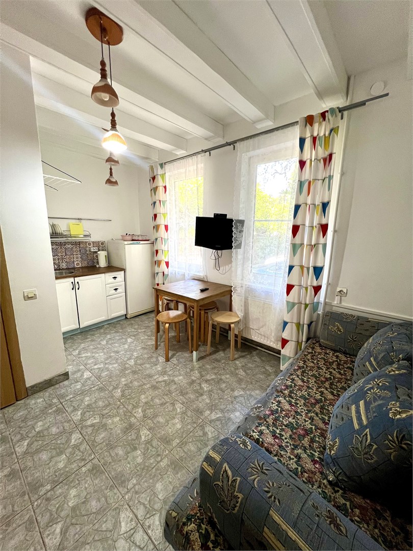 Двухкомнатный пятиместный номер с 3 односпальными кроватями в Казачок