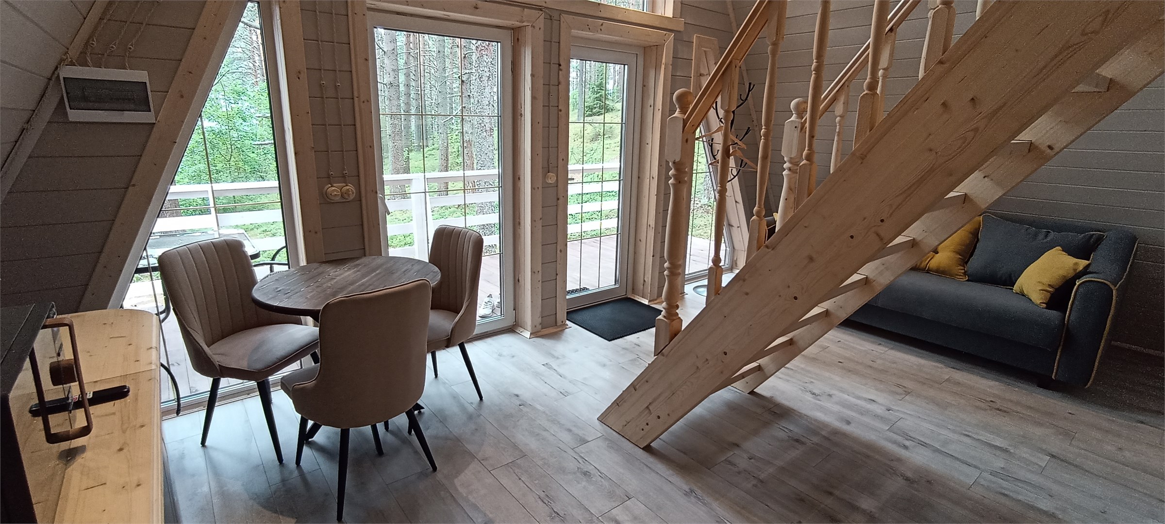 Семейный коттедж с террасой и панорамным остеклением в Морошка