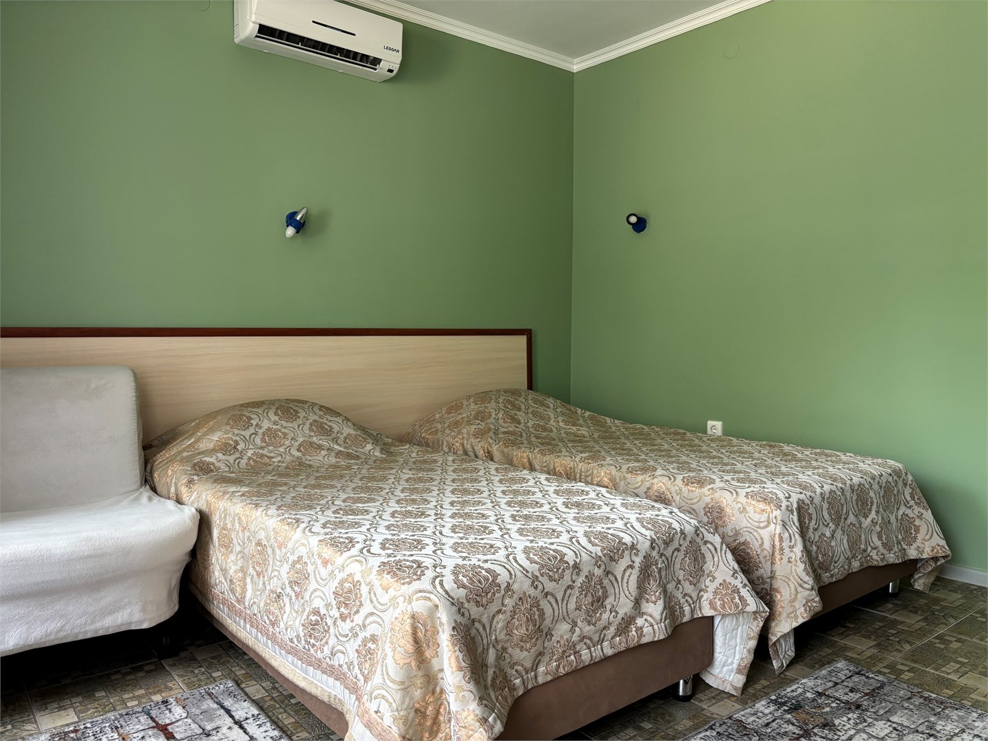 Стандартный двухместный с двумя кроватями и 1 дополнительным местом, без балкона в Казачок