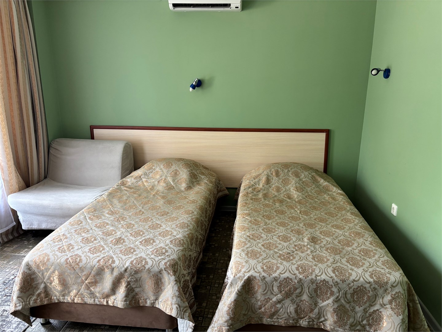 Стандартный двухместный с двумя кроватями и 1 дополнительным местом, без балкона в Казачок