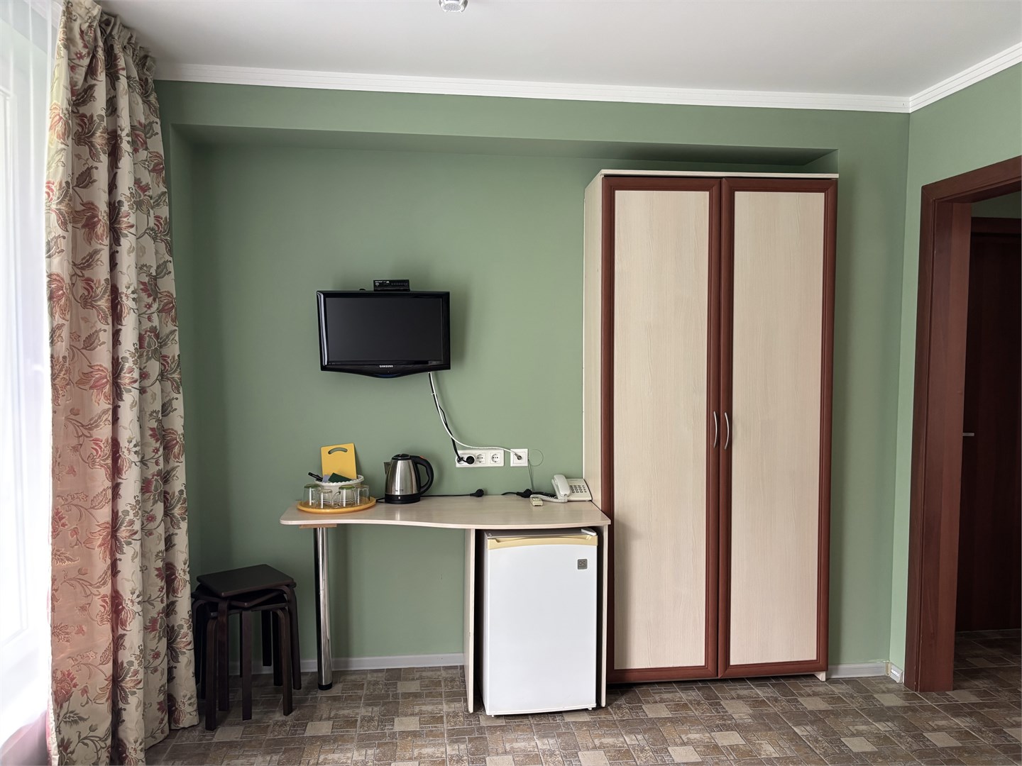 Стандартный двухместный с двуспальной кроватью и 1 дополнительным местом, без балкона в Казачок