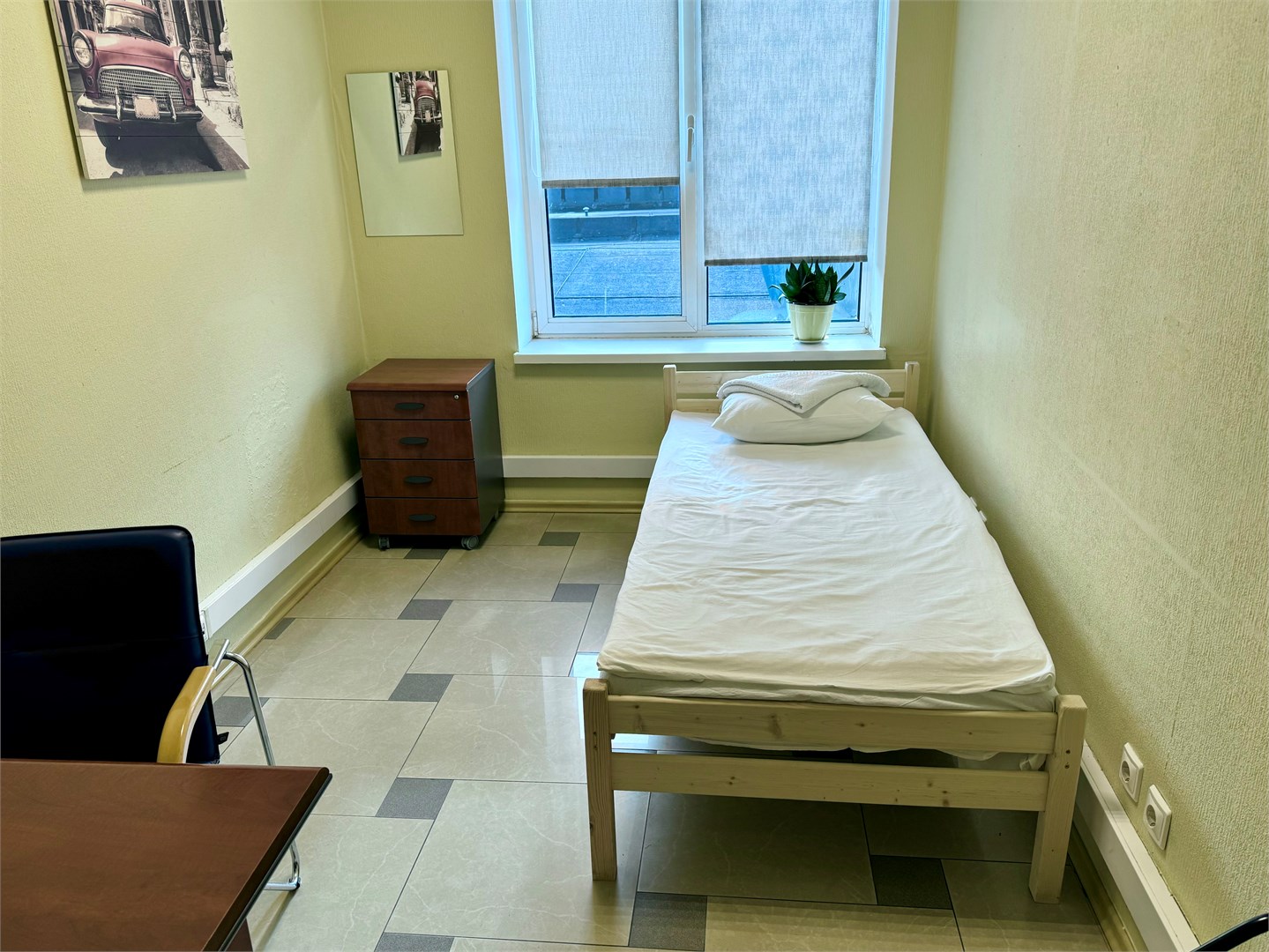 Одноместная отдельная комната с односпальной кроватью с электронным замком в Невский