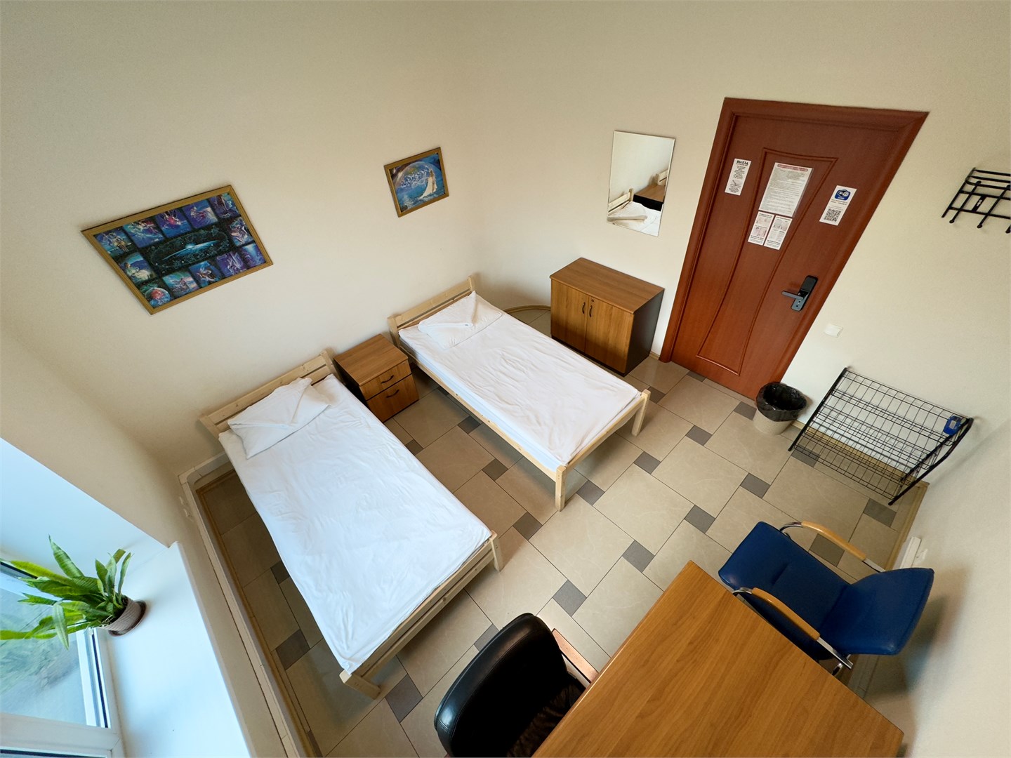 Двухместная комната c 2 односпальными кроватями с электронным замком в Невский