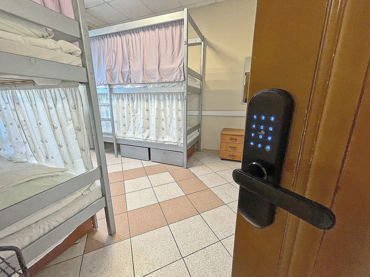 Кровать в мужской 4х местной комнате с электронным замком в Невский