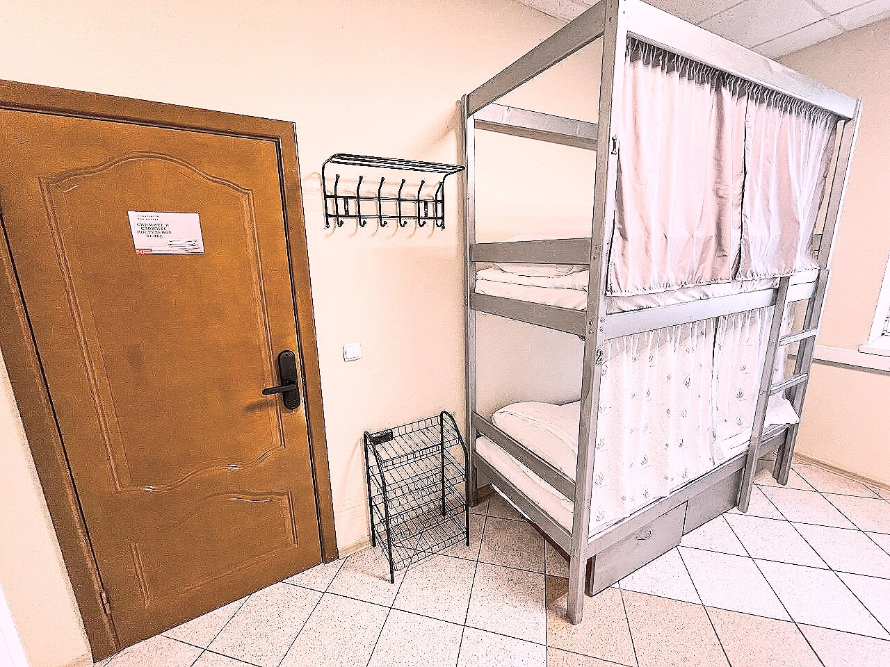 Кровать в мужской 4х местной комнате с электронным замком в Невский