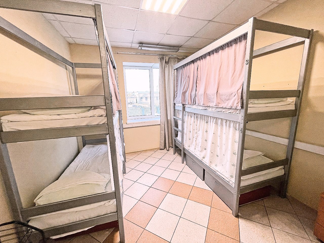 Кровать в мужской 4х местной комнате с электронным замком в Невский