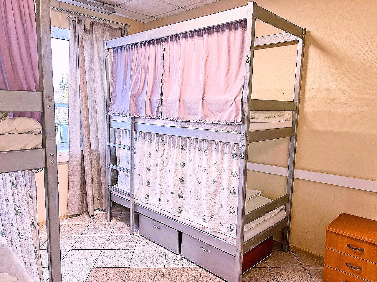 Кровать в мужской 4х местной комнате с электронным замком в Невский