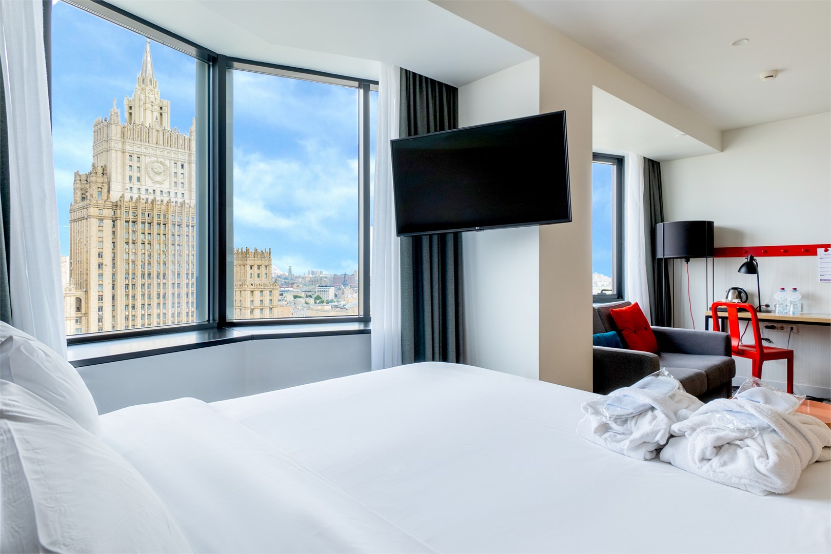 SMART Полулюкс с видом на МИД на Клубном этаже в Azimut Сити Отель Смоленская Москва