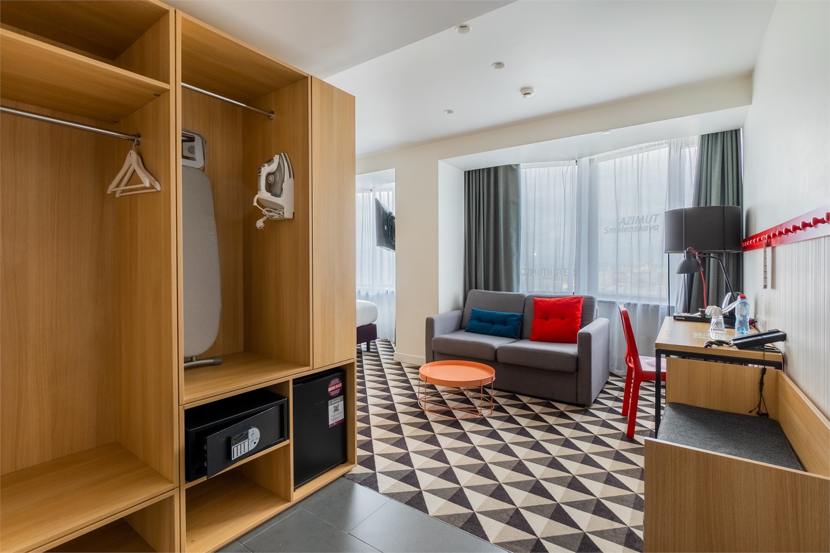 SMART Полулюкс с видом на МИД на Клубном этаже в Azimut Сити Отель Смоленская Москва