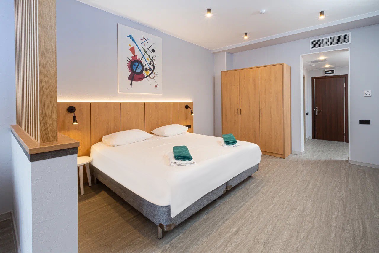 Студия семейная TWIN с видом на море без балкона (Салют) в AZIMUT Здоровье Мыс Видный