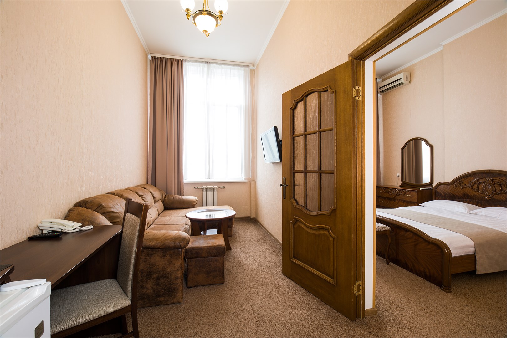 Двухкомнатный семейный стандарт с двуспальной кроватью и дополнительным спальным местом в Золотая бухта