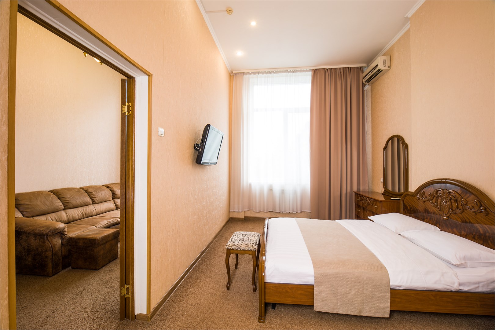 Двухкомнатный семейный стандарт с двуспальной кроватью и дополнительным спальным местом в Золотая бухта