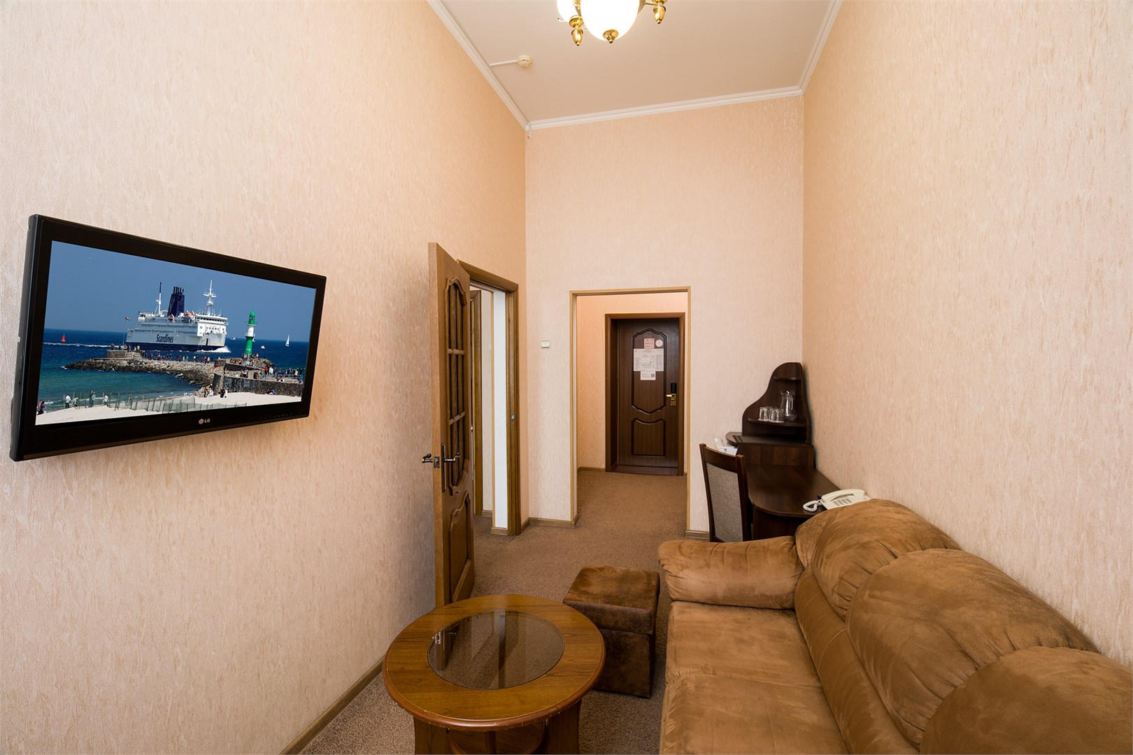 Двухкомнатный семейный стандарт с двуспальной кроватью и дополнительным спальным местом в Золотая бухта