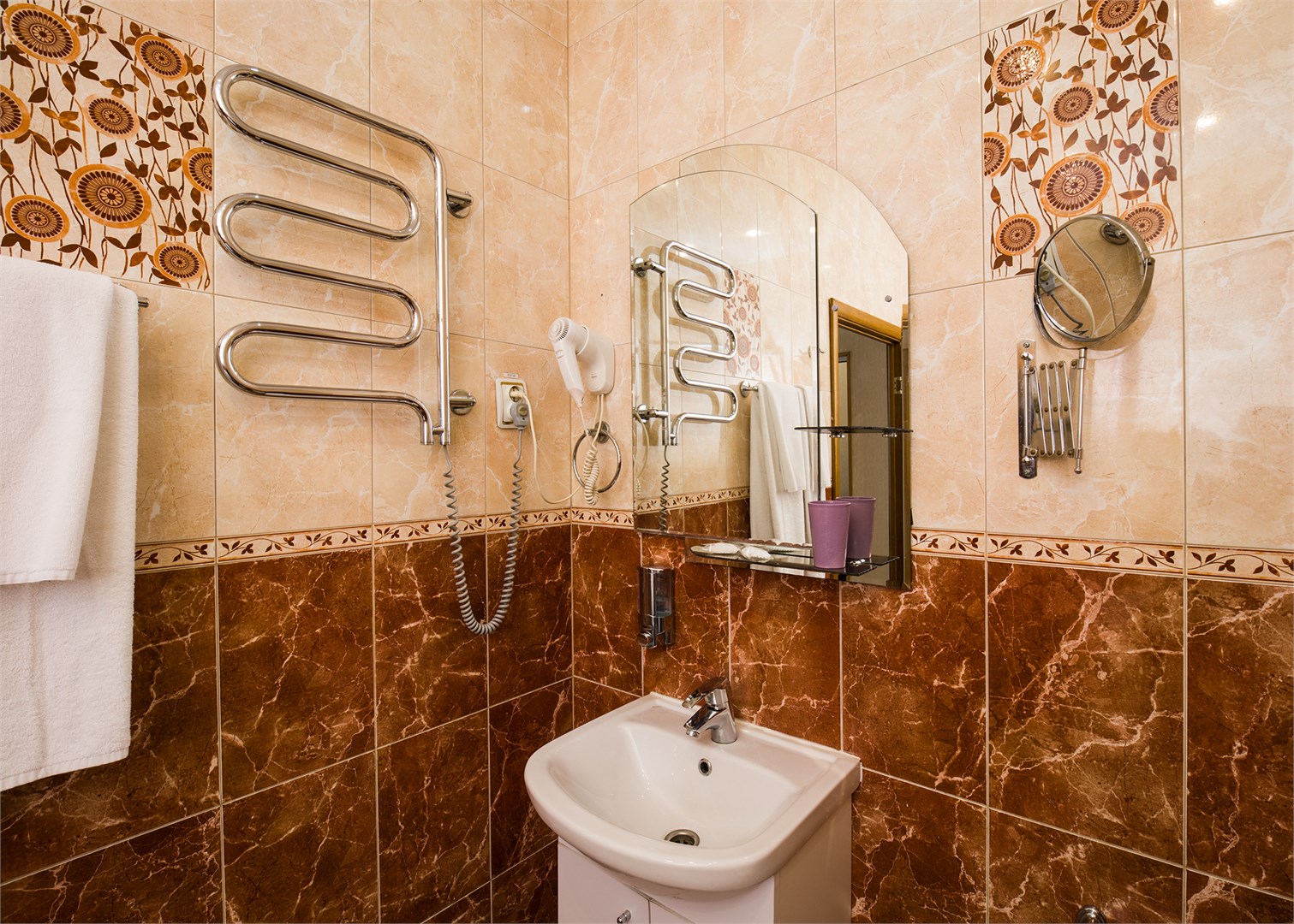 Двухкомнатный семейный стандарт с двуспальной кроватью и дополнительным спальным местом в Золотая бухта