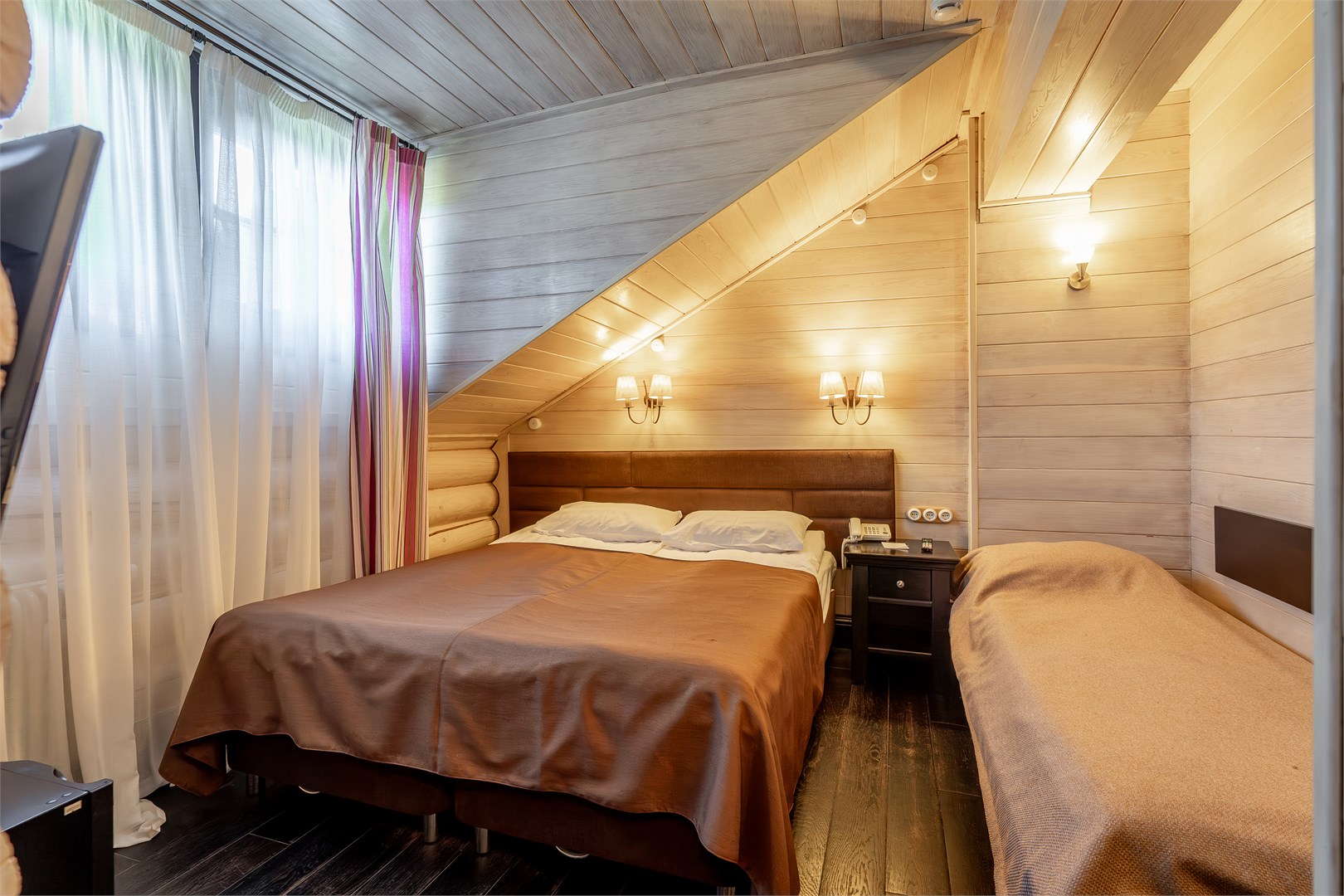 Фотография Стандартный номер с мансардным окном с тремя кроватями, 4 этаж