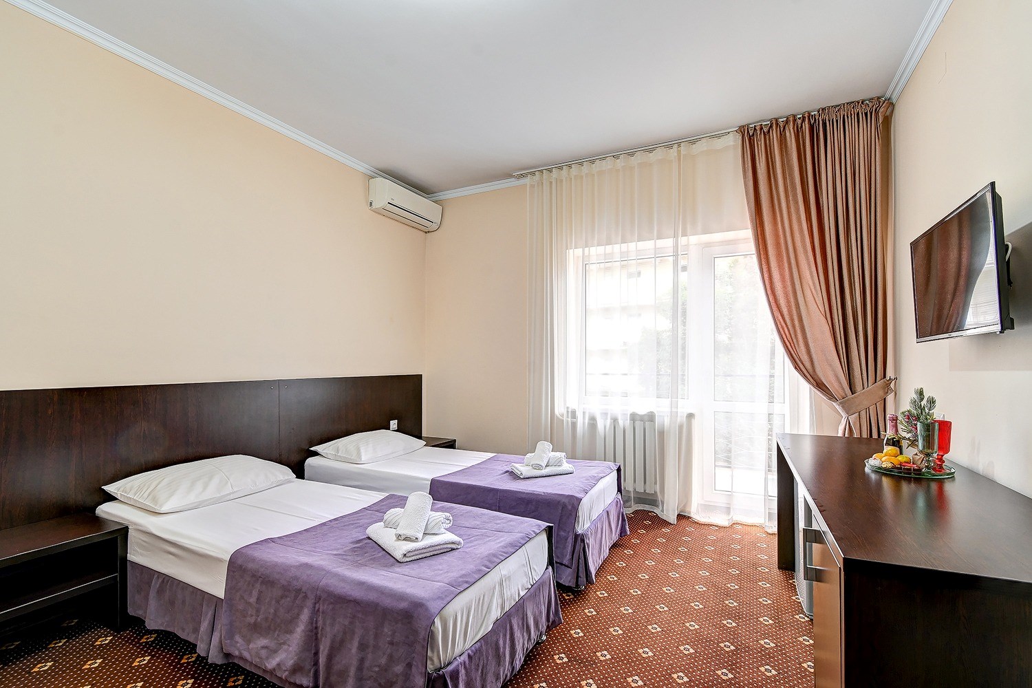 Двухместный номер с одной большой или 2 разд.кровати с балконом в Виктория