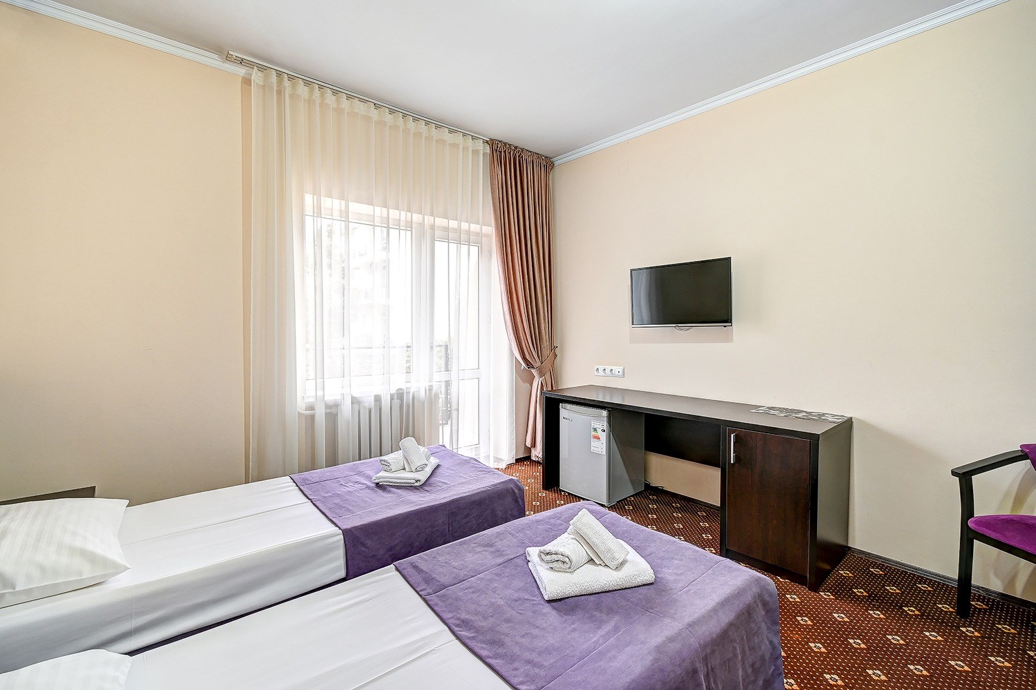 Двухместный номер с одной большой или 2 разд.кровати с балконом в Виктория