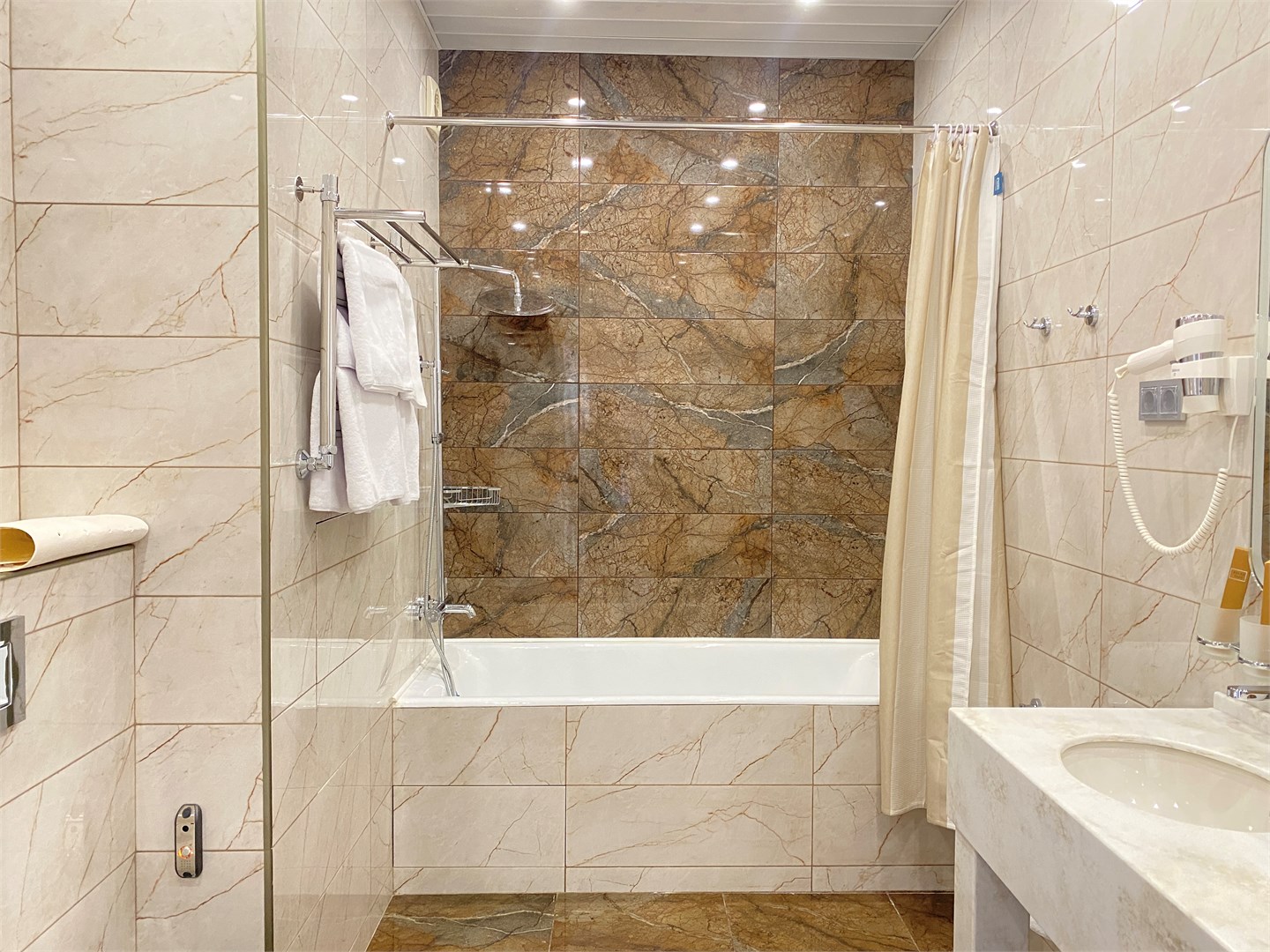 Люкс с балконом в Ерино