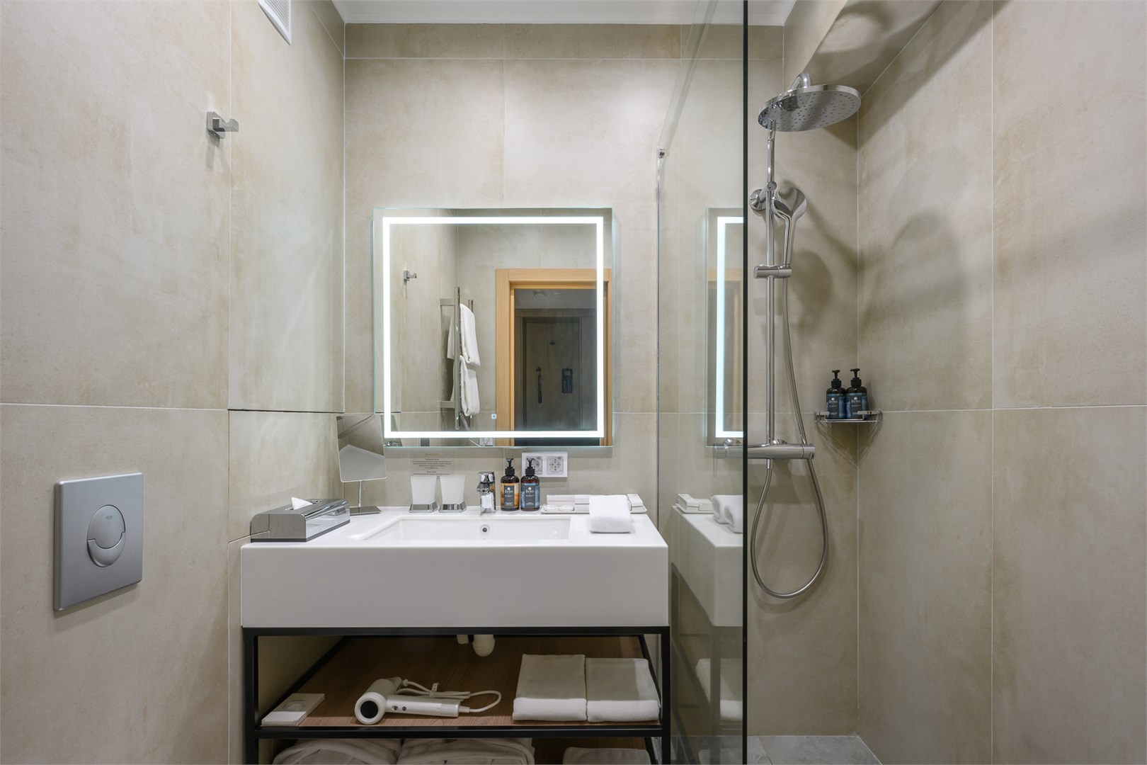 Улучшенный номер с большой кроватью в Гранд Отель by LeePrime