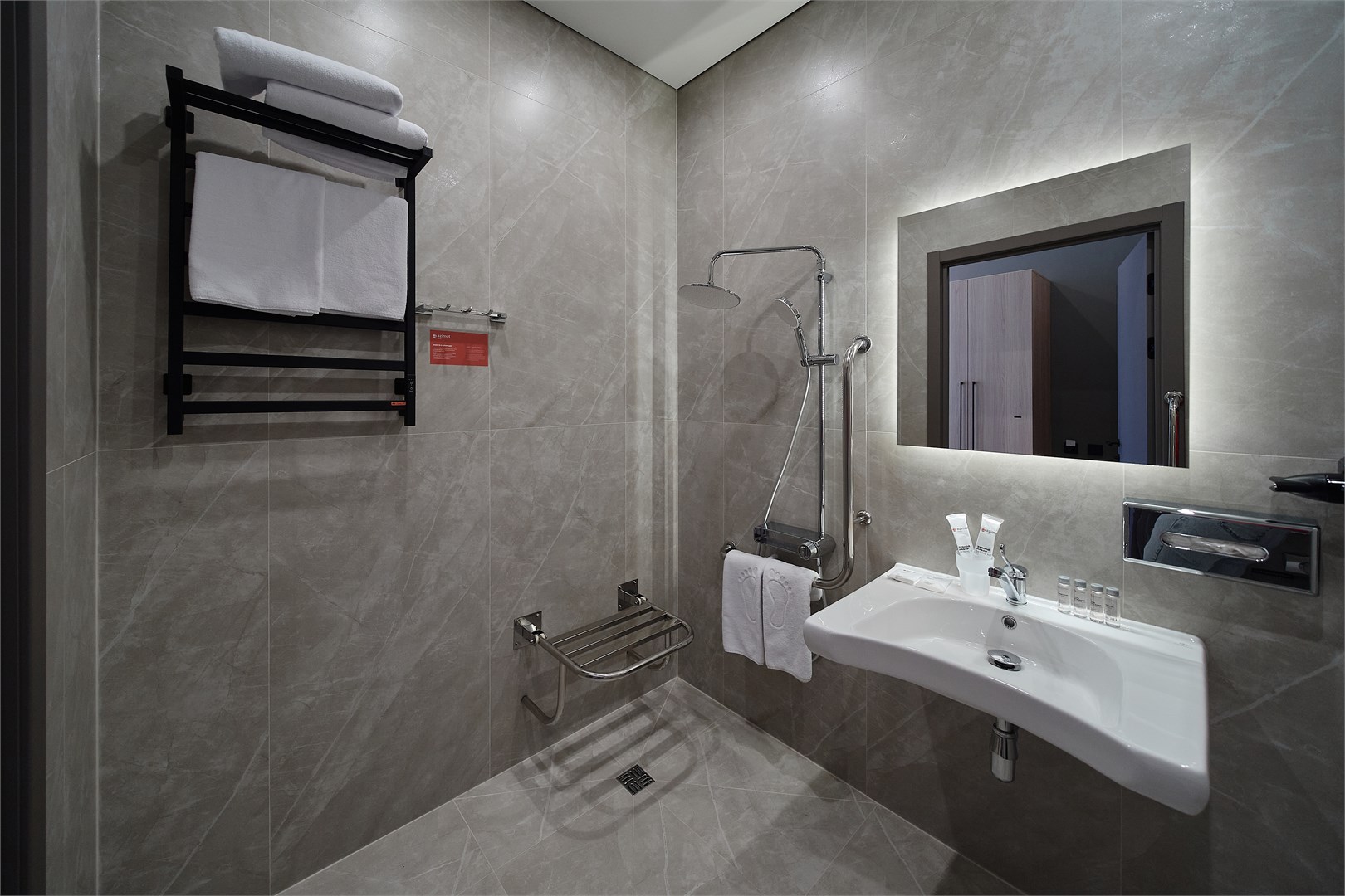 Номер для маломобильных в Azimut