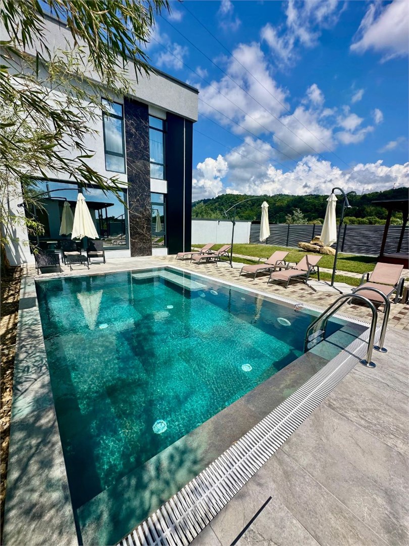 Вилла с видом на реку и личным бассейном в Вилла Мзымта