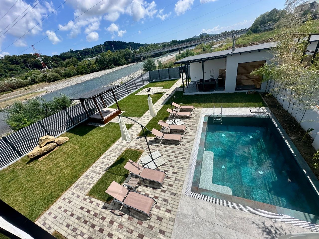 Вилла с видом на реку и личным бассейном в Вилла Мзымта